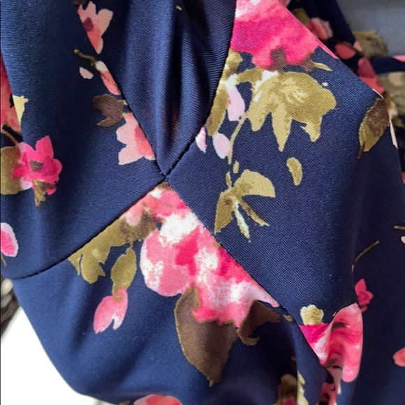 Discreet Floral Top 1X - Picture 8 of 9